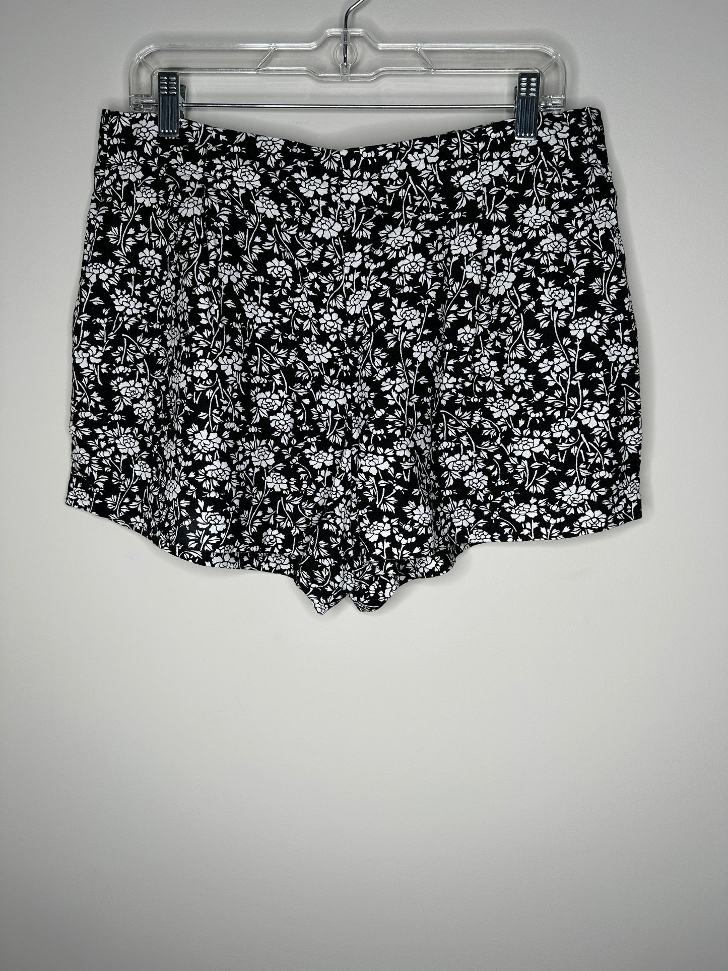 LOFT Size M Black w/White Flowers Linen Blend Culotte Shorts, EUC (runs large)