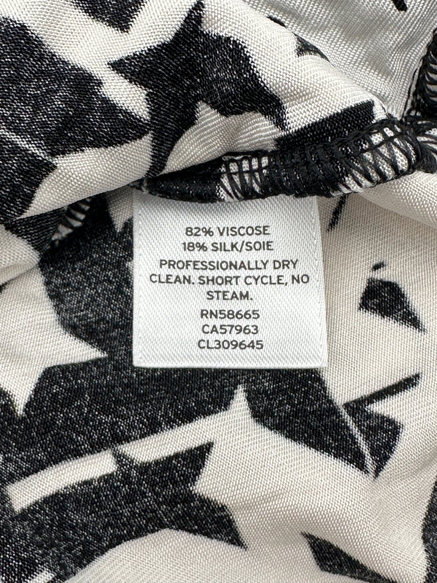 Classiques entier Size M Black & White Patterned Sleeveless Wrap Top