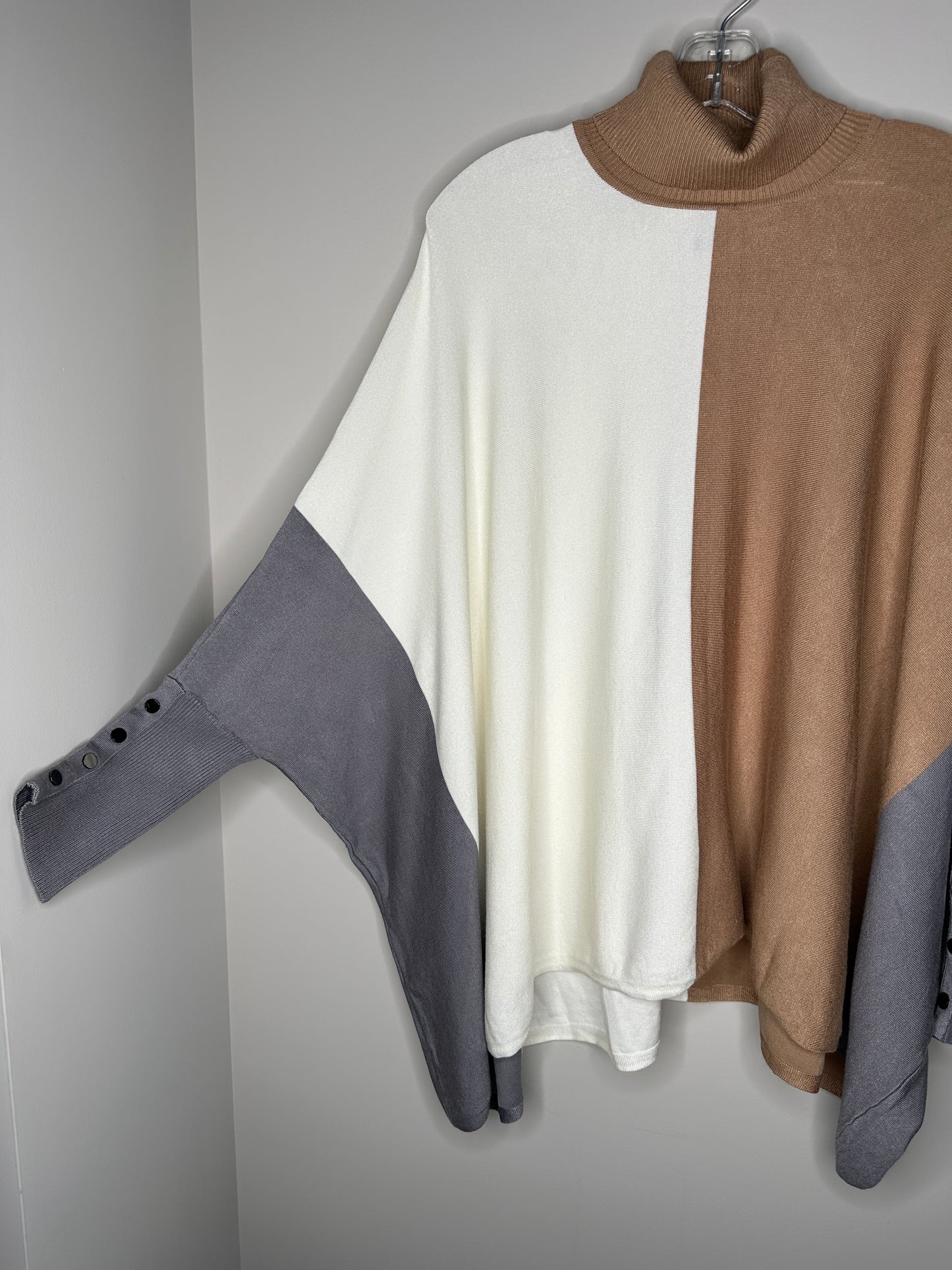 Alfani Woman Size 0X White Tan Gray Turtleneck Colorblock Poncho Sweater