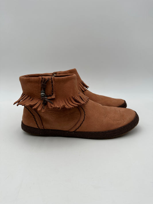 Ugg Size 8 Tiana Tan Suede Leather Genuine Lamb Fur Lined Ankle boots w/Suede Fringe